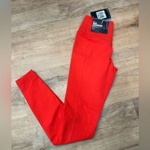 Nike XS. Nike Legendary Training Leggings.